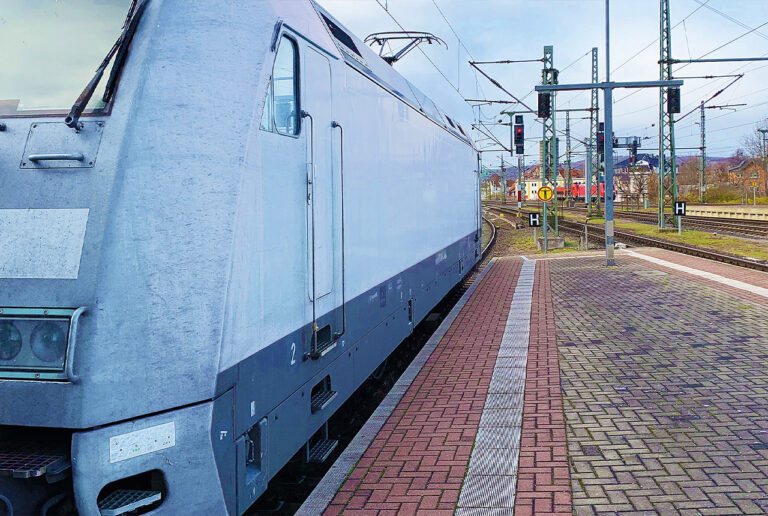 Eine Lok an einem Bahnsteig: Im Mittelpunkt der Abbildung stehen der Ausstieg, die außenliegenden Trittstufen sowie der Spalt zwischen Fahrzeug und Bahnsteig.