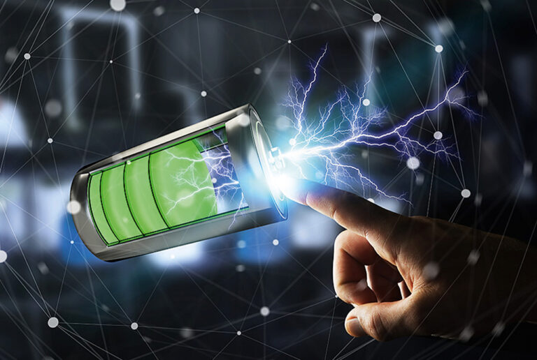 Hand mit ausgestrecktem Zeigefinger, der die Darstellung einer Batterie berührt. Am Berührungspunkt sind Blitze dargestellt.