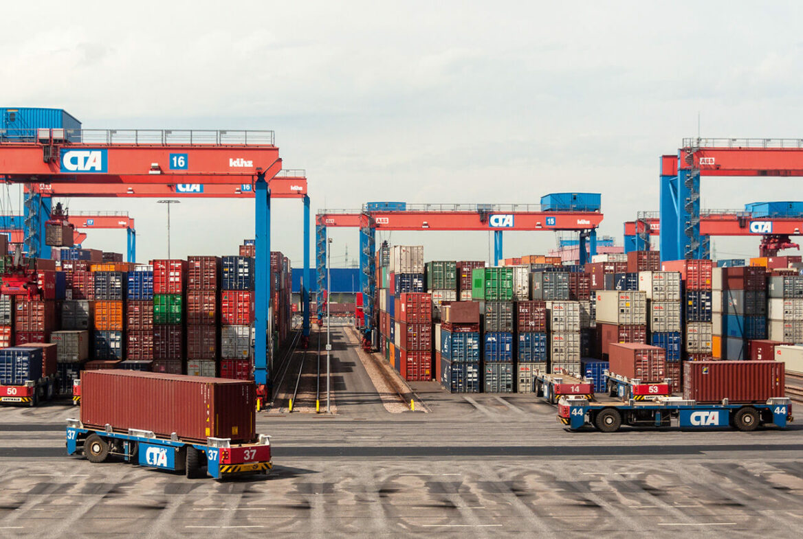 Containertransport im Hafenbereich mit fahrerlosem Fahrzeug.