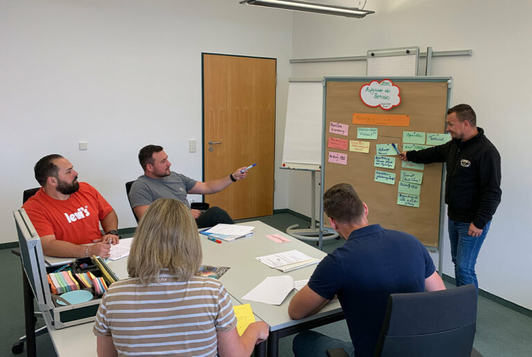 Im Seminar werden von den Teilnehmenden für Arbeitsschutzprobleme Lösungen erarbeitet.