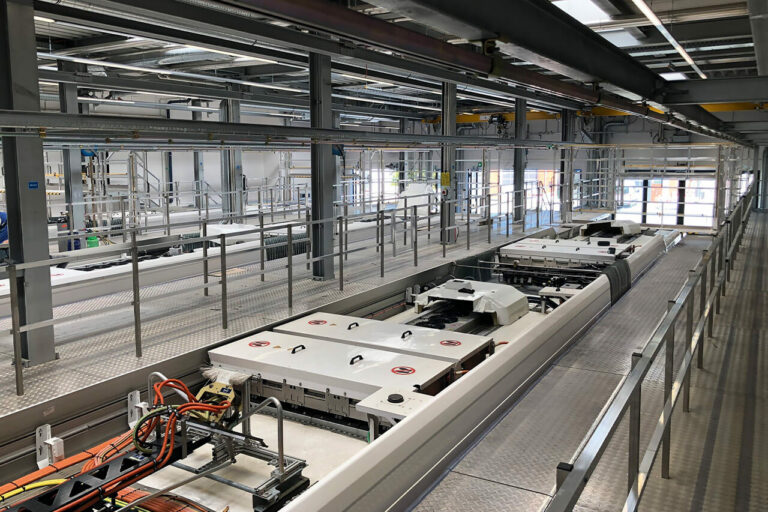 Dacharbeitsstände sind erforderlich und vor allem langfristig wirtschaftlich günstig. Im Bild: moderne Dacharbeitsstandanlage bei der KVG Kieler Verkehrsgesellschaft mbH.