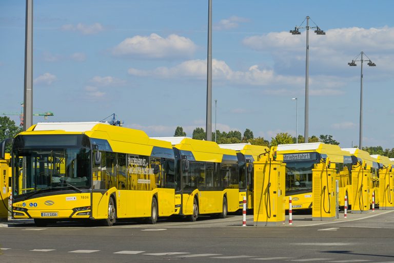 Der Platz für die Ladesäulen ist bei der Planung zu berücksichtigen, ein Anfahrschutz ist vorzusehen.