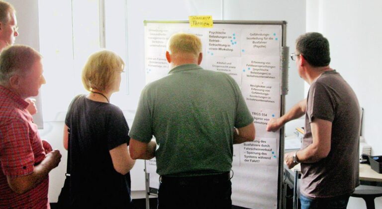 Seminarteilnehmer strukturieren an einem Flipchart ein Arbeitsschutzthema