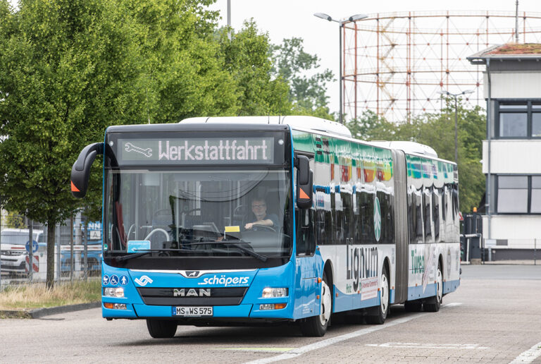 Ein fahrender Linienbus mit dem Wort Werkstattfahrt im Display zur Information
