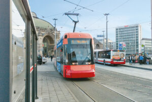 Eine Straßenbahn in Fahrt durch die Stadt