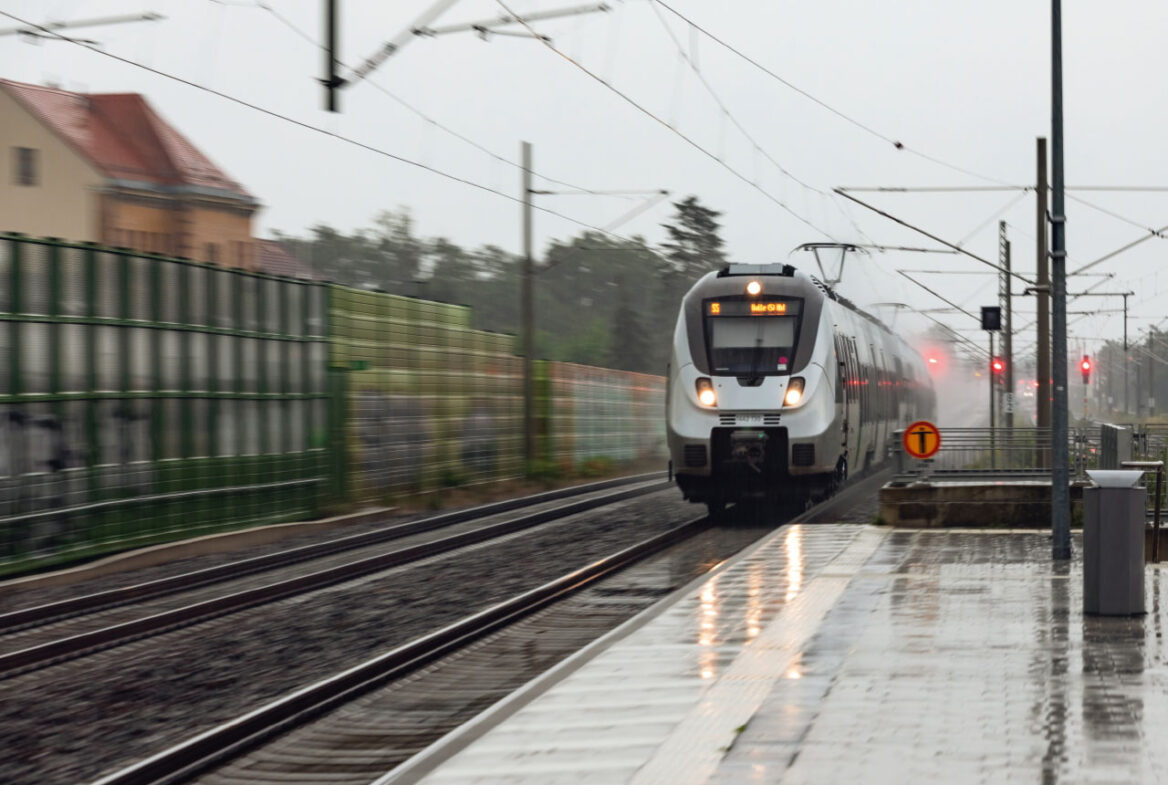In der Branche ÖPNV/Bahnen sind Beschäftigte an bestimmten Arbeitsplätzen häufig Witterungseinflüssen wie Sturm oder Niederschlag ausgesetzt.