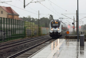 In der Branche ÖPNV/Bahnen sind Beschäftigte an bestimmten Arbeitsplätzen häufig Witterungseinflüssen wie Sturm oder Niederschlag ausgesetzt.