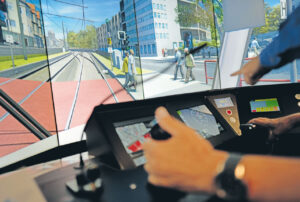 Die Fahrsimulatoren bilden den Fahrerstand einer Bahn nach und sind mit dem gleichen Sitz sowie den Bedien- und Informationseinheiten wie die Fahrzeuge ausgestattet.