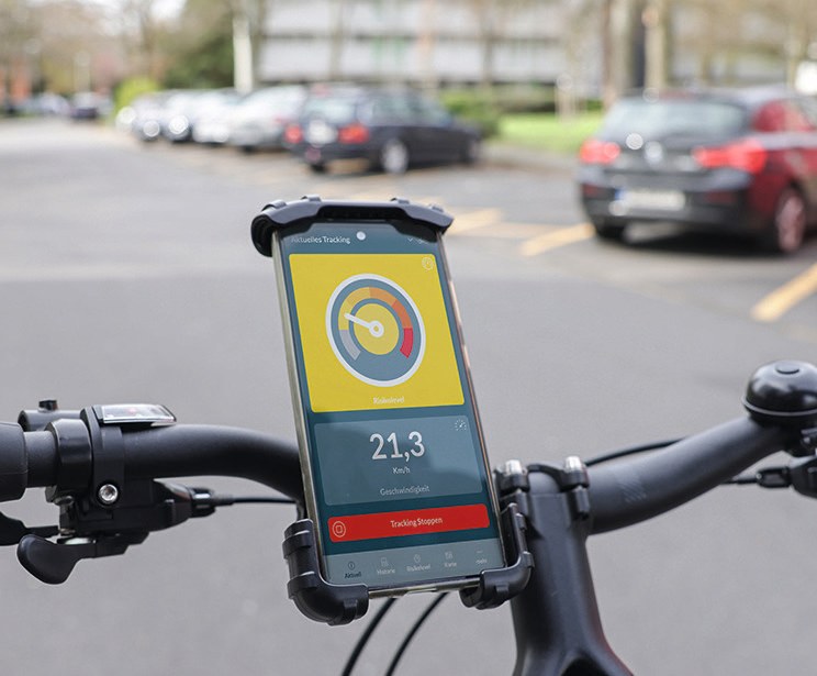 Am Lenker montiertes Handy mit der Drivometer-App in Betrieb