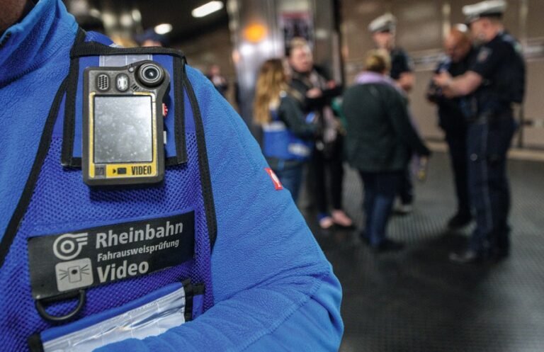 Mitarbeiter der Fahrausweisprüfung mit angesteckter Bodycam
