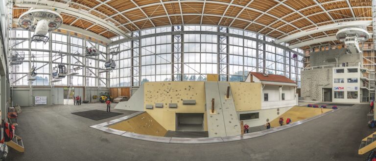 Die Halle des Bergwacht-Zentrums für Sicherheit von innen mit Seilbahnen und Drohnen in der Luft